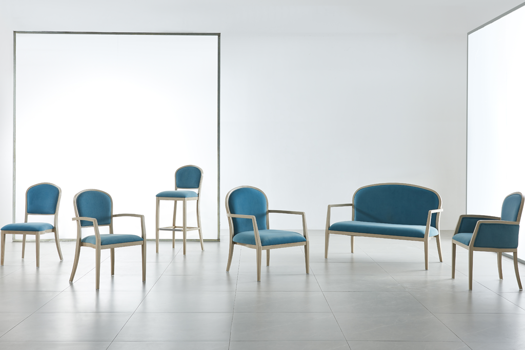 4 σημαντικά οφέλη των ψηλών καναπέδων για τους ηλικιωμένους 1